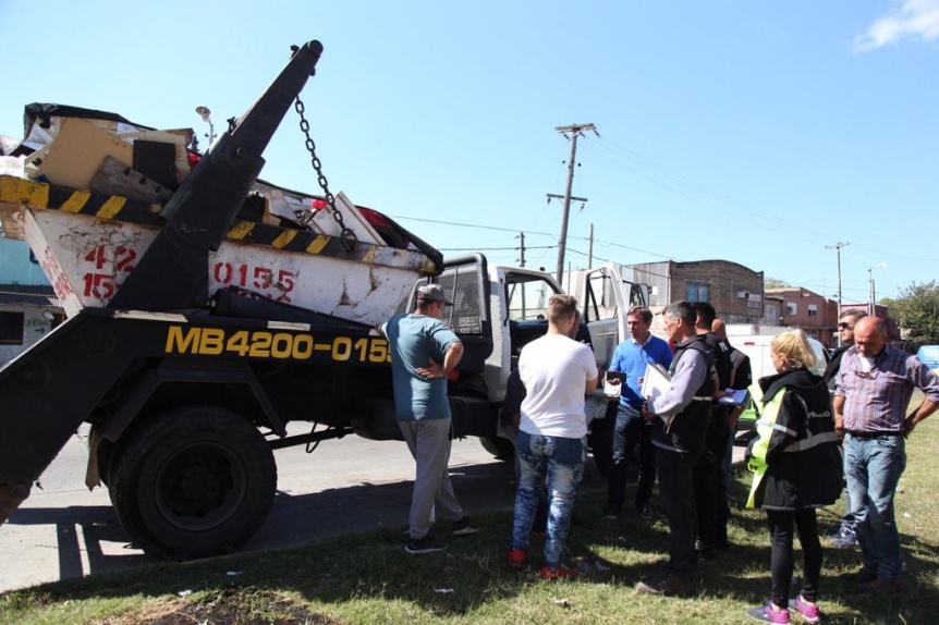 El Municipio secuestr un camin que volcaba ilegalmente residuos en Bernal Oeste