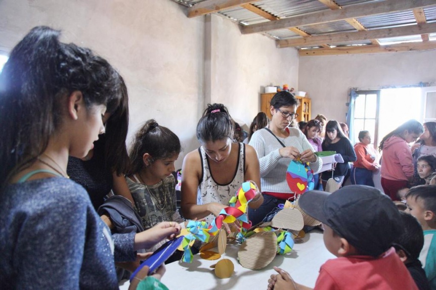 Jvenes del programa Envin elaboraron huevos de pascua para el Centro Comunitario Los Nios de Quilmes
