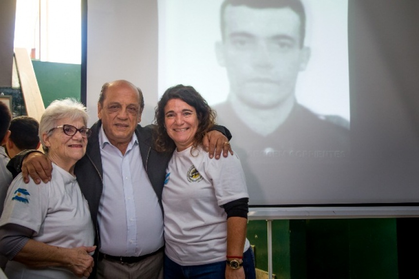 Homenaje al hroe de Malvinas Elbio Araujo en la Escuela Primaria N 44