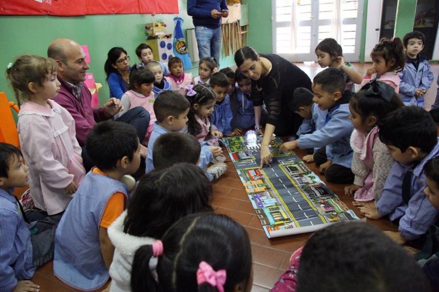 Molina entreg kits de robtica en jardines de infantes de gestin estatal