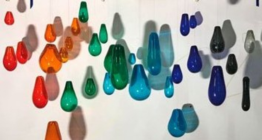 La artista Marcela Cabutti presenta su muestra de vidrio en Berazategui