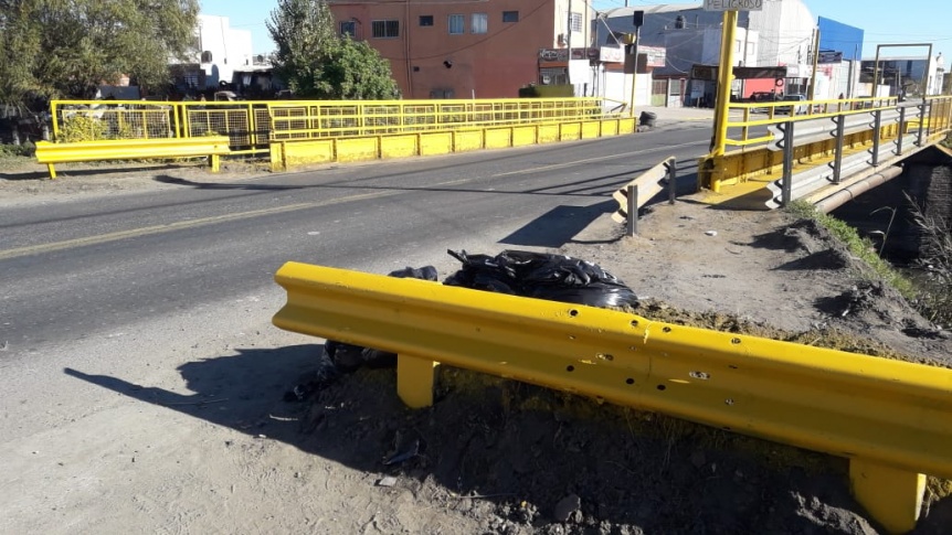 Robaron los guardarrals y sealizaciones instalados en el puente de Camino Belgrano