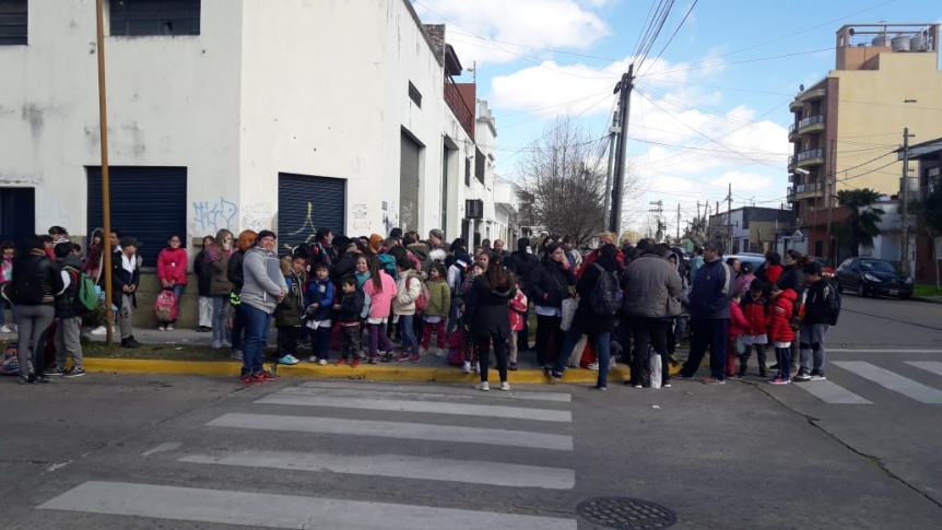 Nuevas amenazas de bomba profundizan el malestar en la comunidad educativa de Quilmes Oeste