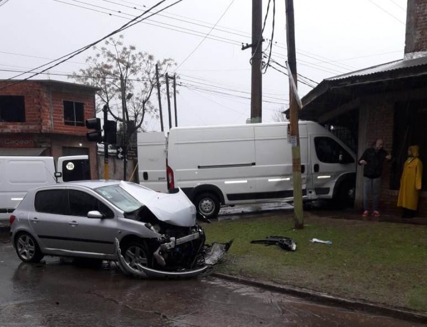 Camioneta se incrust en una casa tras choque con un automovilista ebrio