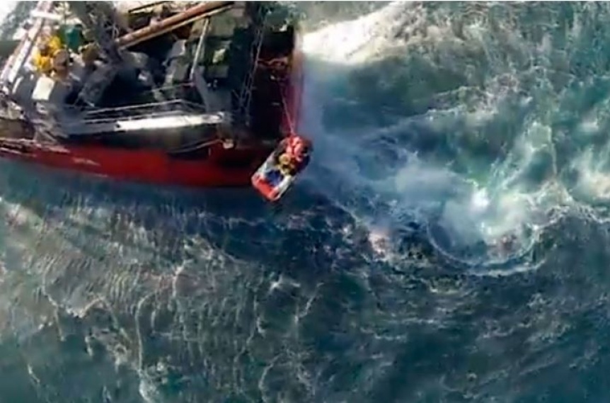 Impresionante rescate a un marinero que se descompens en el medio del mar
