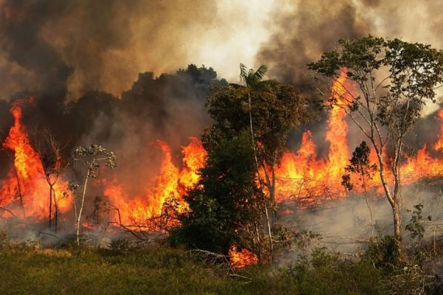 Brasil despleg un operativo militar para combatir los incendios en el Amazonas