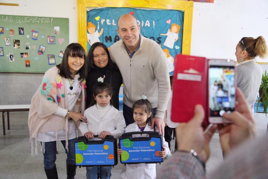 Martiniano Molina entreg kits didcticos a 50 escuelas primarias