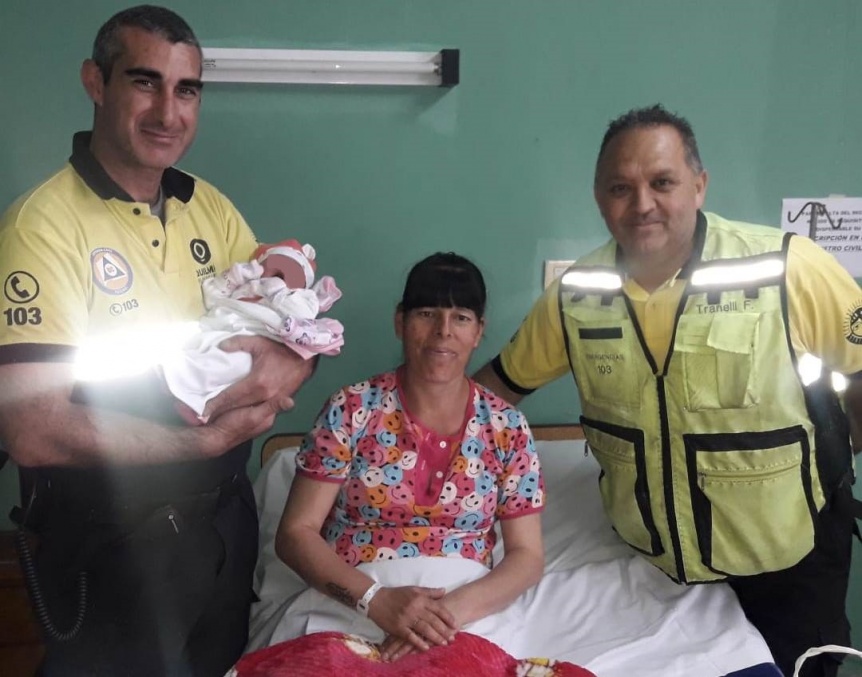 Agentes de Defensa Civil asistieron a una mujer en su parto