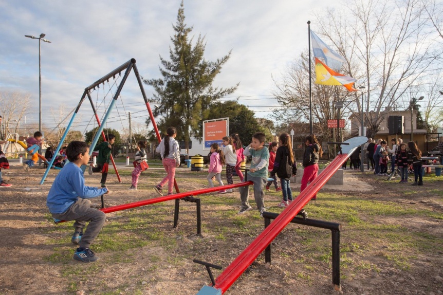 Renovaron la plaza Corazones del Sur con juegos reciclados