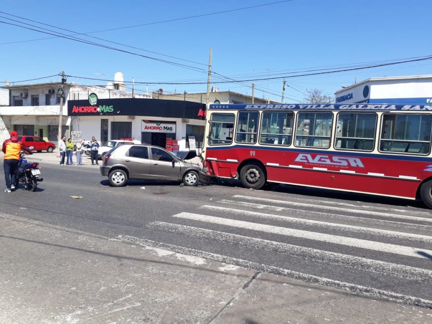 Conductor alcoholizado choc con un colectivo 266 en Camino Belgrano