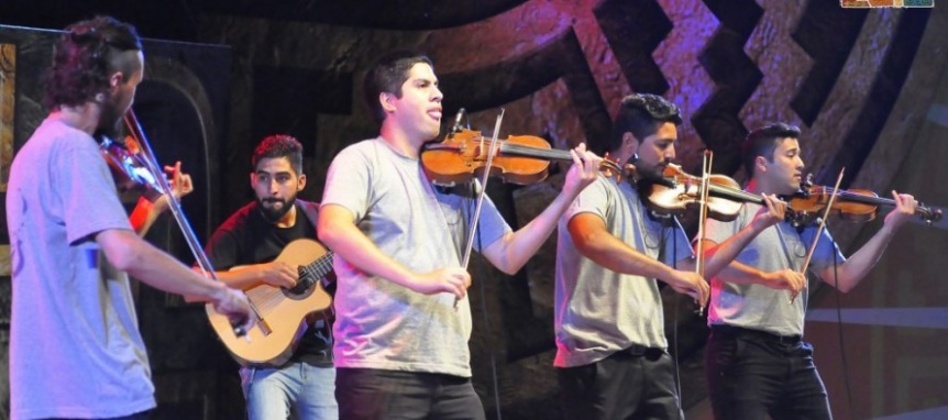 La orquesta folklrica La Sacha Fuga se presenta en el Teatro Municipal