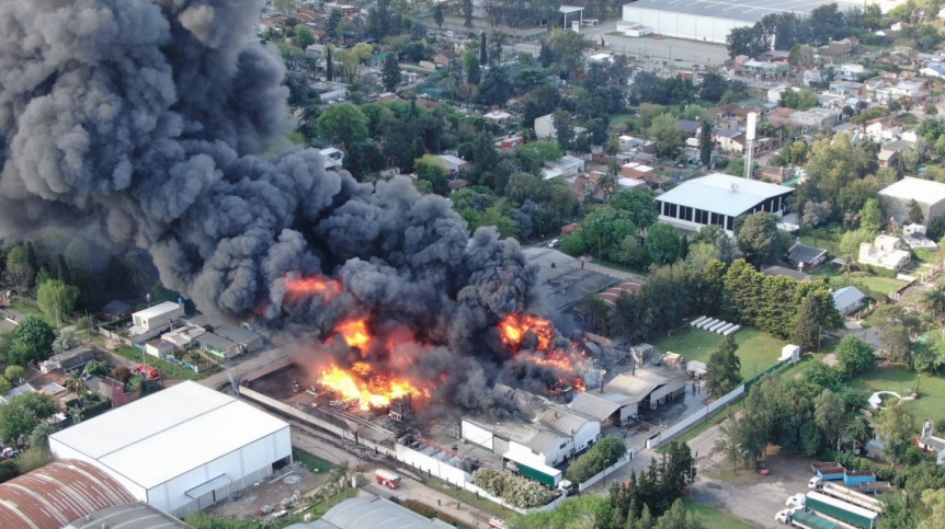 Un feroz incendio arrasa una fbrica de productos qumicos