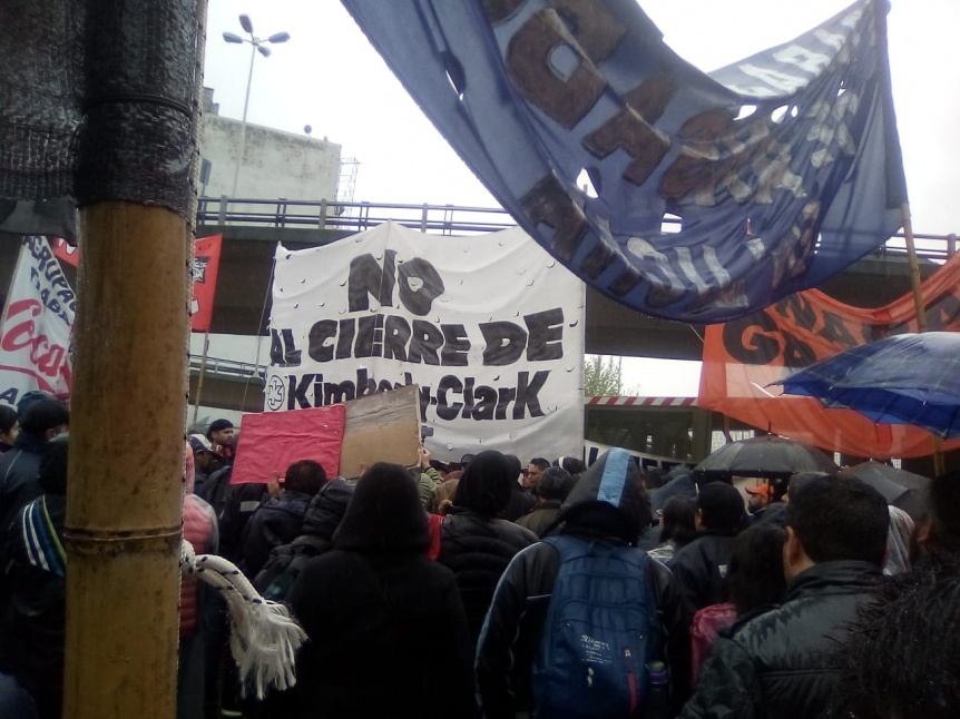 Trabajadores de Kimberly Clark protestaron en el Puente Pueyrredn