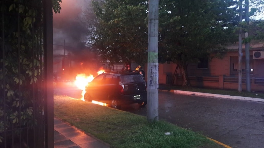Se incendi un auto a metros de la Av. San Martn de Bernal