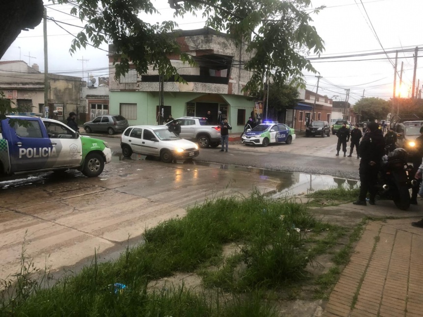 Cayeron presuntos motochorros que asolaban el barrio Villa Montero