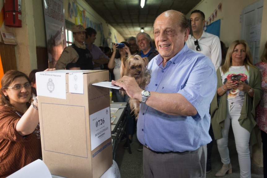 Juan Jos Mussi y su perrita Leydi votaron en Berazategui