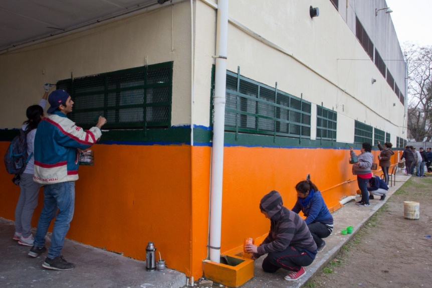 Berazategui: En dos aos, casi 80 edificios escolares ya fueron embellecidos por vecinos