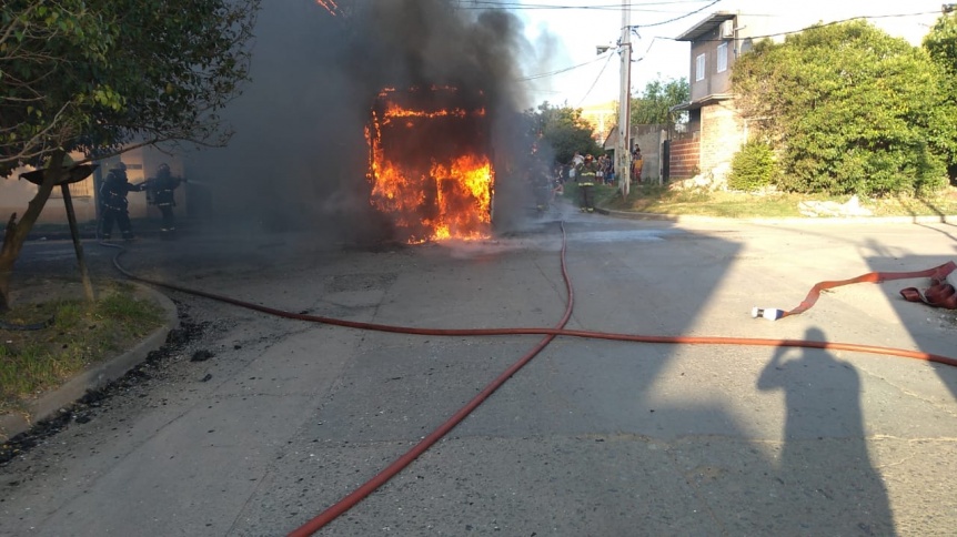 Se incendi un colectivo 582 en Quilmes Oeste: No hubo heridos