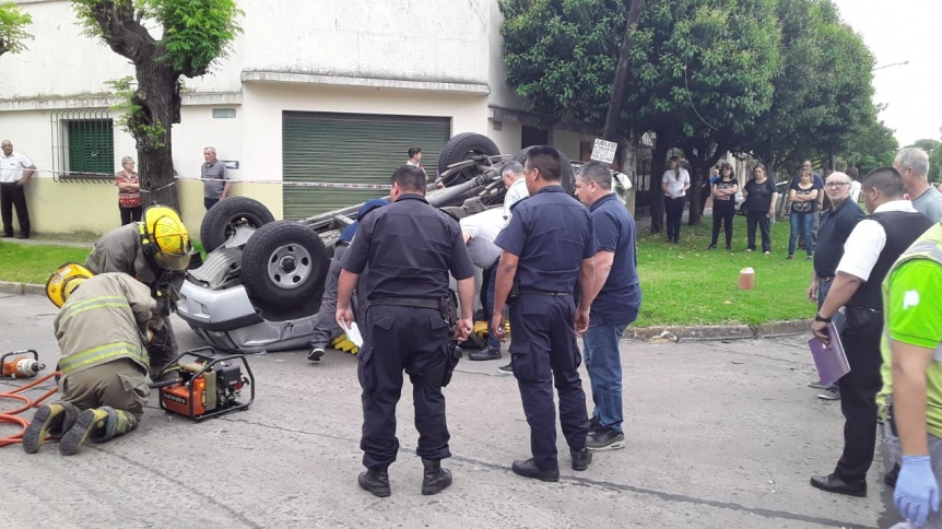 Automovilista qued atrapado tras choque y vuelco en Quilmes Oeste