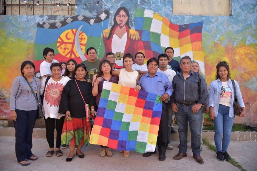 Mayra Mendoza con el pueblo boliviano de Ezpeleta