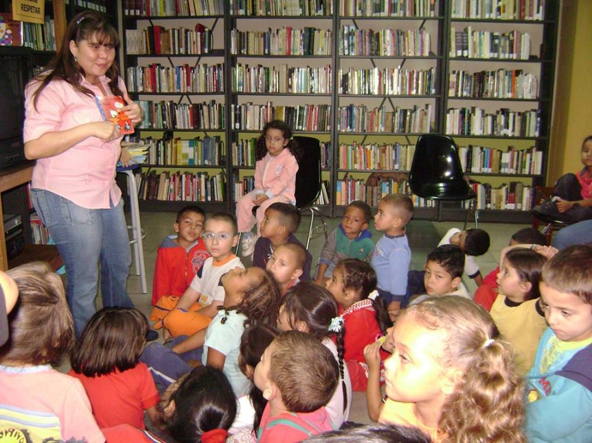 Narradora colombiana brinda taller en la Biblioteca Monte Chingolo