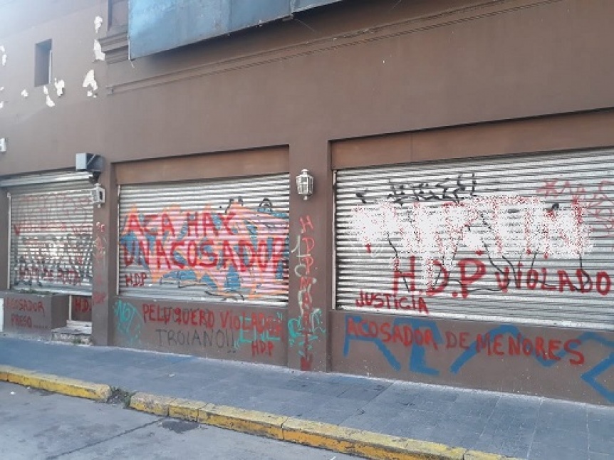 Escrachan en Quilmes centro a un peluquero al que acusan de acosador