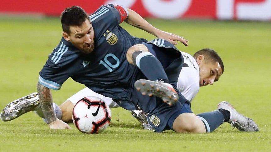 Argentina, con gol de Messi sobre la hora, igual ante Uruguay