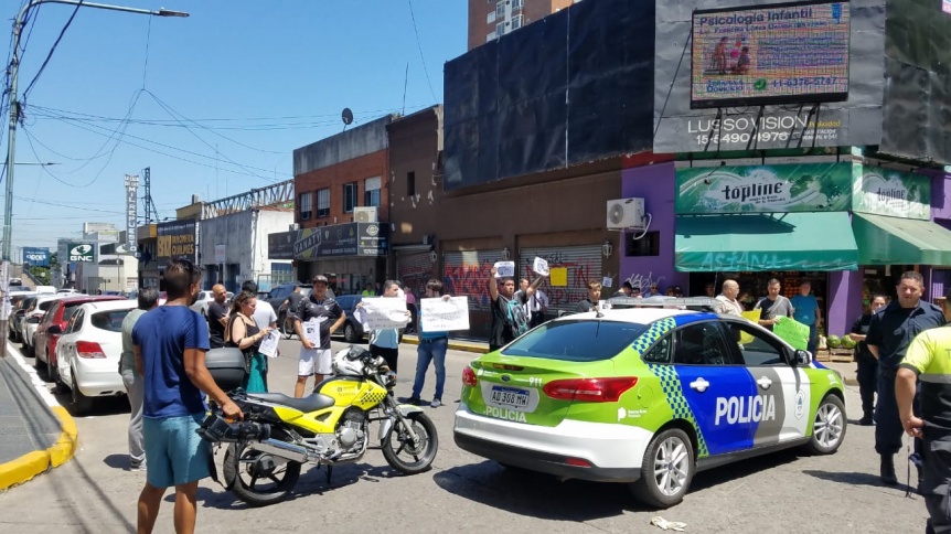 Corte y escrache frente a la peluquera de los supuestos abusos en Quilmes centro