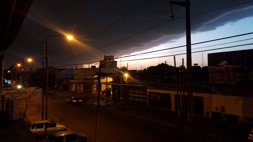 La tormenta lleg a Quilmes con un cielo que se puso negro
