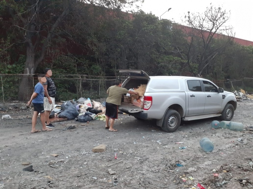 Bernal Oeste: Escrachan a vecino que arroj basura desde su costosa camioneta