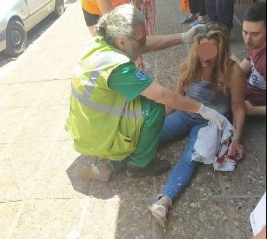 Salvaje ataque motochorro a una mujer en Bernal centro
