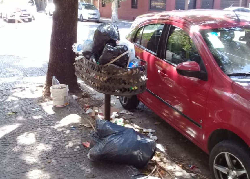 Reclamo por basura acumulada en el centro de Quilmes