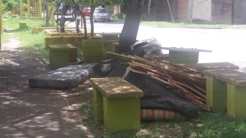 Vecina reclma por falta de mantenimiento en una plaza de Quilmes Oeste