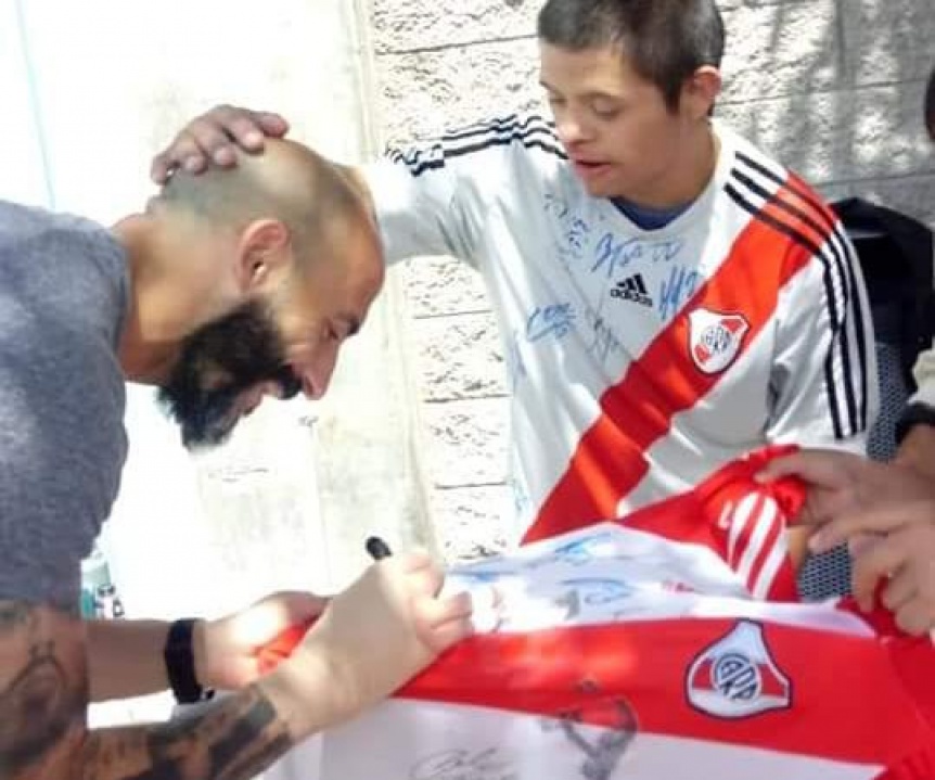 Un joven pudo cumplir su sueo de conocer al plantel de River Plate