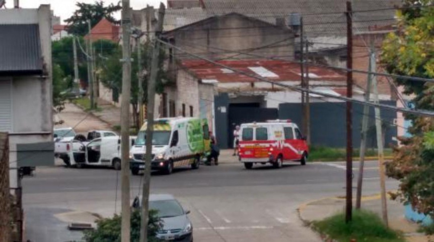 Choque entre dos camionetas en Quilmes Oeste