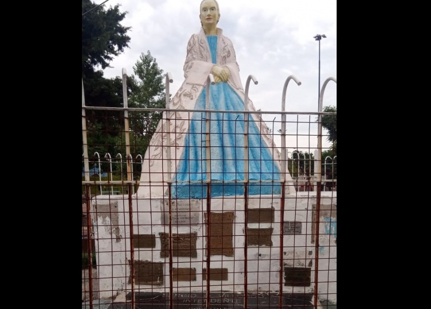 Vandalizaron el monumento a Evita en Solano y robaron placas