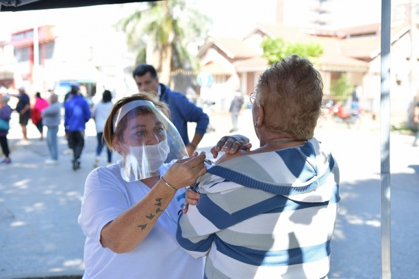 Varela: Dieron la vacuna antigripal a adultos mayores en dos bancos