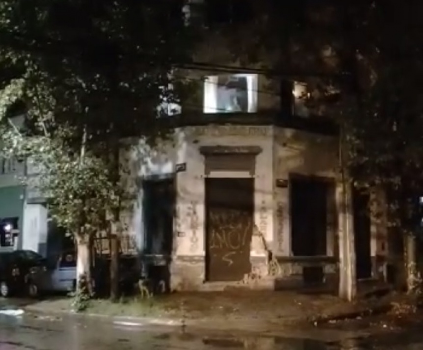Un vecino canta desde su casa para amenizar las noches de cuarentena en Quilmes