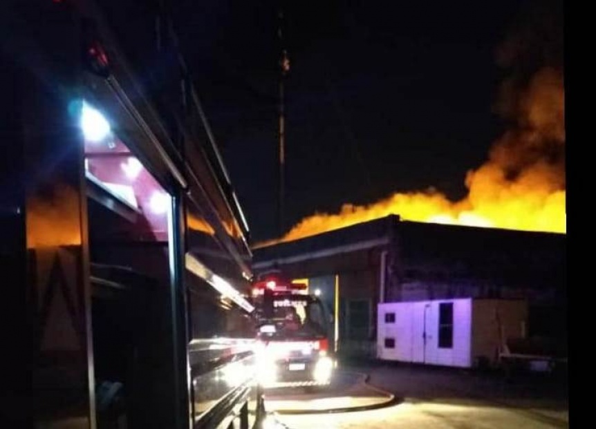 Voraz incendio en un depsito de mercaderas de Quilmes Oeste