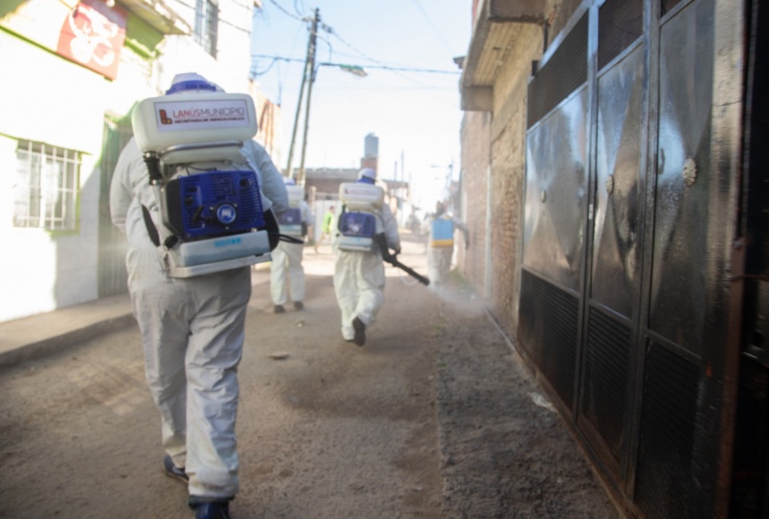 Operativo integral de limpieza y desinfeccin en el barrio Acuba