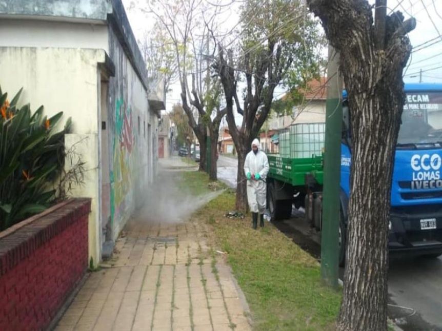 Realizan operativos de desinfeccin en los barrios de Lomas de Zamora