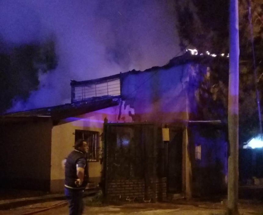 Feroz incendio en una casa dej dos personas afectadas y prdidas totales