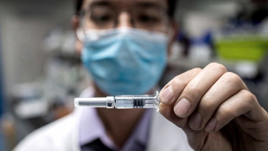 Firman el convenio que habilita la prueba de la vacuna en el Hospital Militar