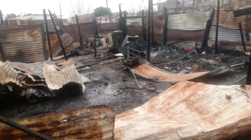 Incendio devast tres viviendas precarias en Bernal Oeste