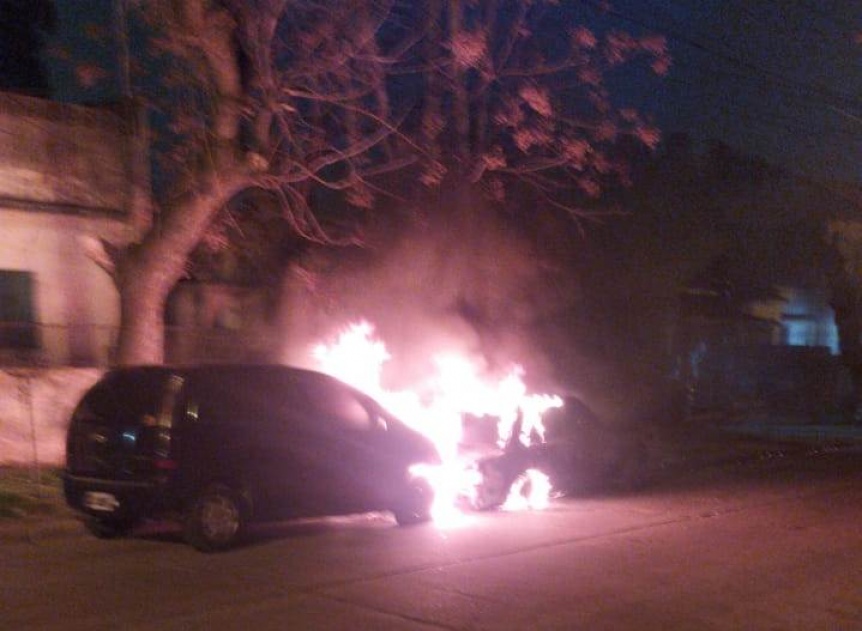 Se incendiaron dos coches estacionados en Quilmes Oeste