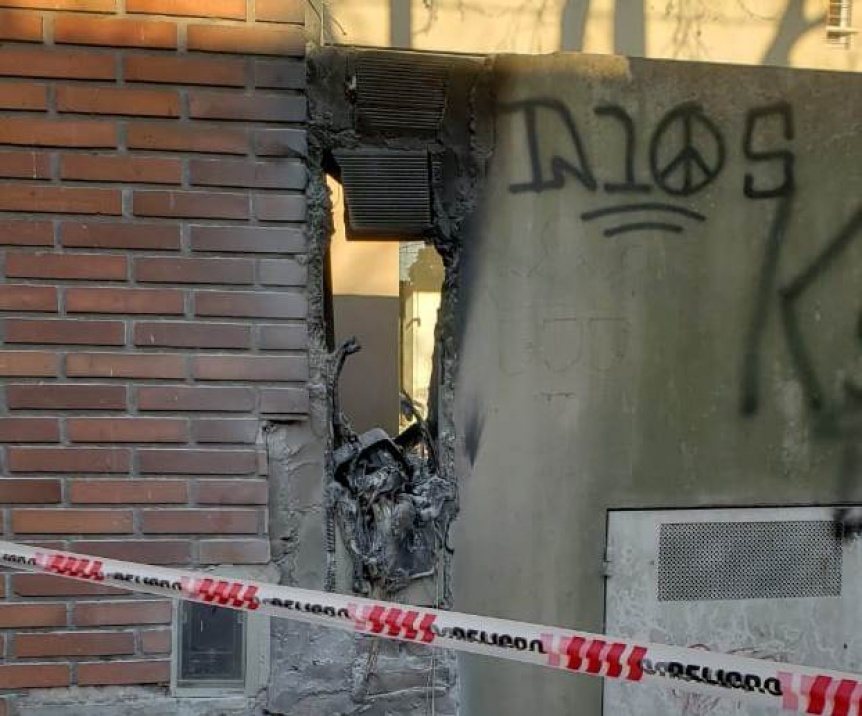Fuego en el medidor de un edificio en Quilmes Este