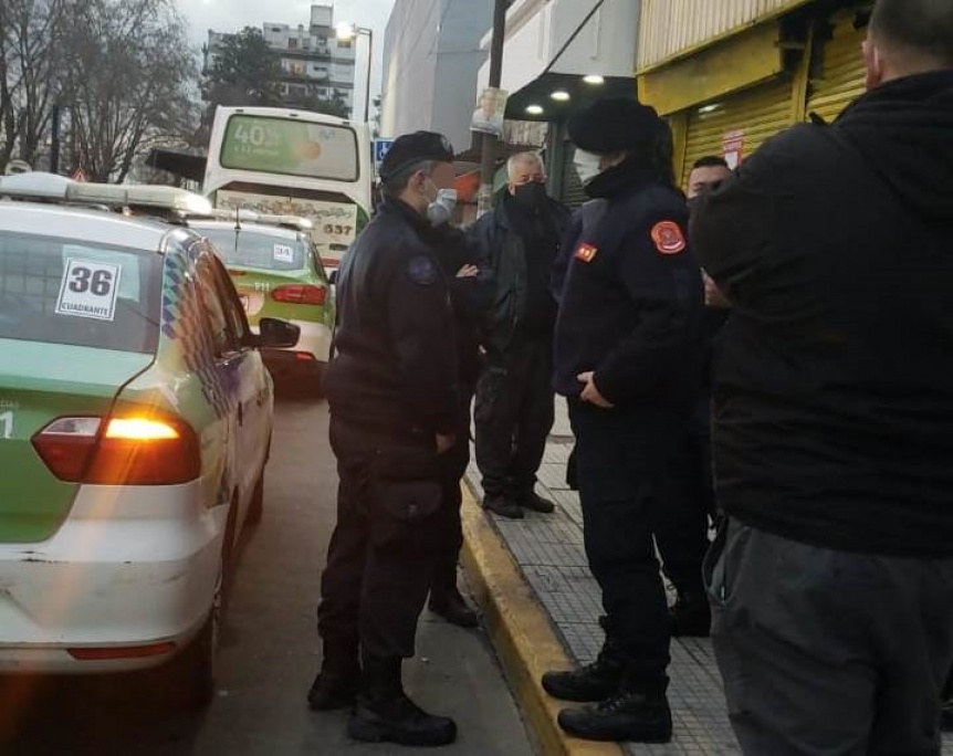 Se disfrazaron de bomberos para pedir “colaboraciones” en Quilmes centro
