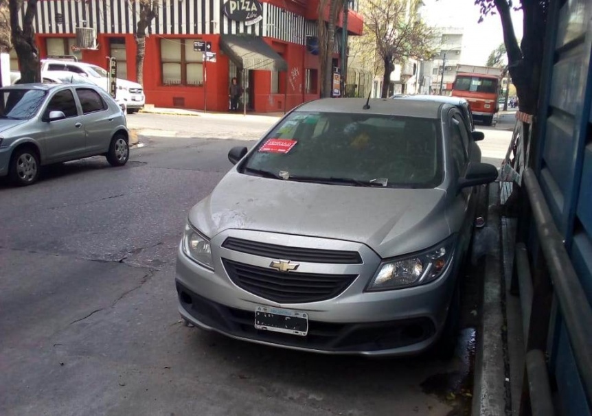 Auto abandonado en pleno centro de Quilmes