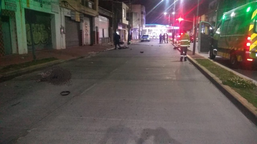 Pareja de motociclistas muri tras chocar con un poste en Av. Mitre