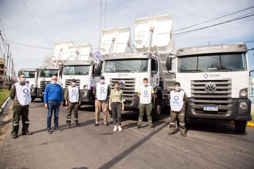 Mayra Mendoza present 5 nuevos camiones volcadores para reforzar la limpieza
